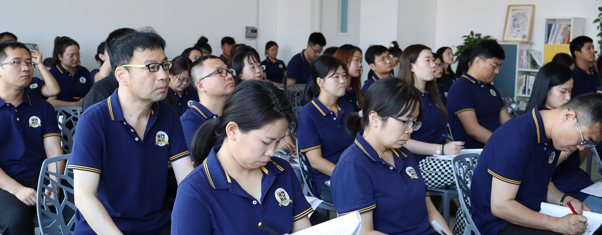 男人用屌操女人的逼